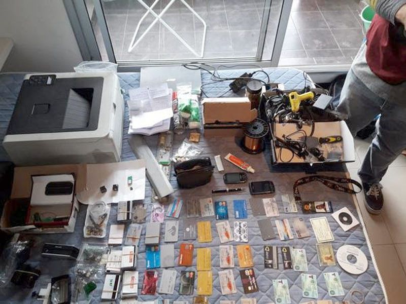 Allanan la cueva donde falsificaban tarjetas