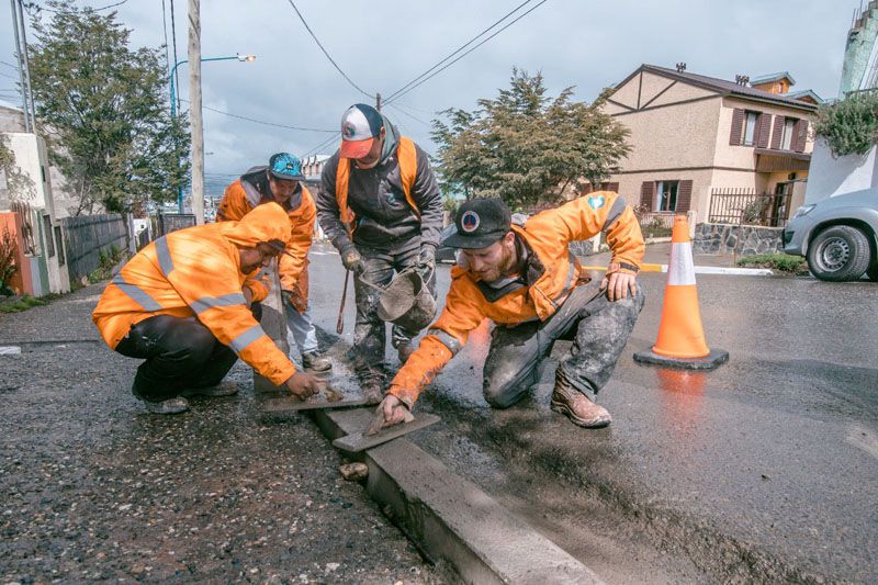 Personal municipal reemplaza cordones en calles de la ciudad