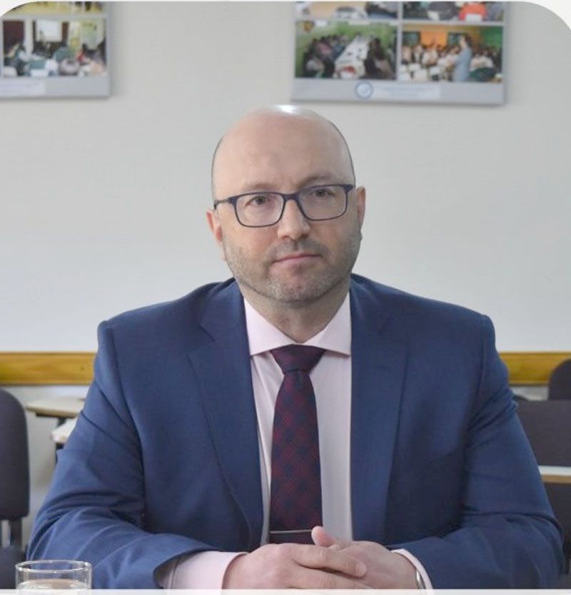 Un candidato a camarista asesora a uno de los consejeros que debe evaluarlo