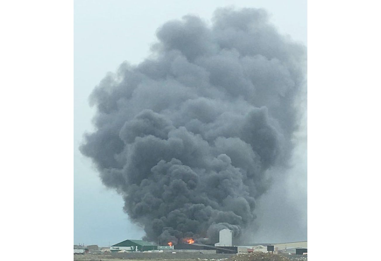 Devastador incendio destruyó una fábrica de plásticos en Río Grande