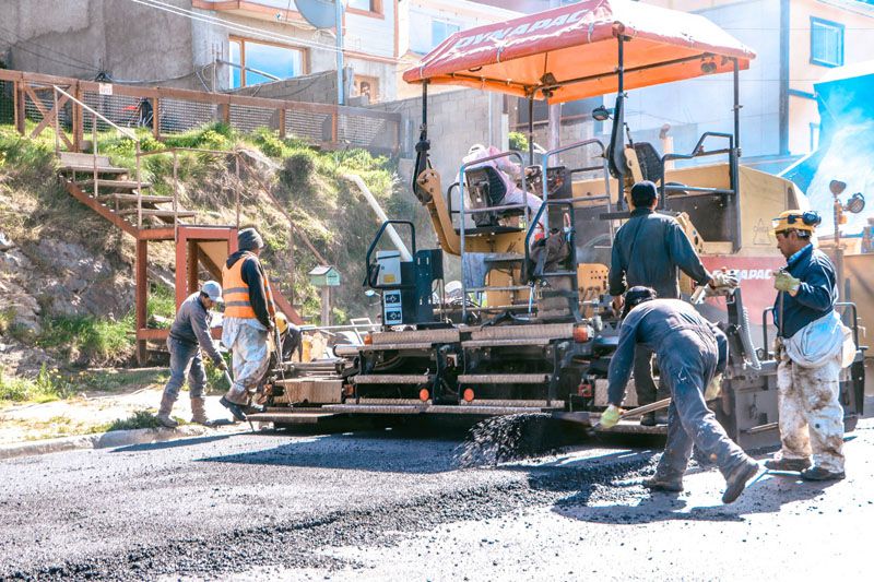 Trabajos de repavimentación y bacheo en avenida Alem
