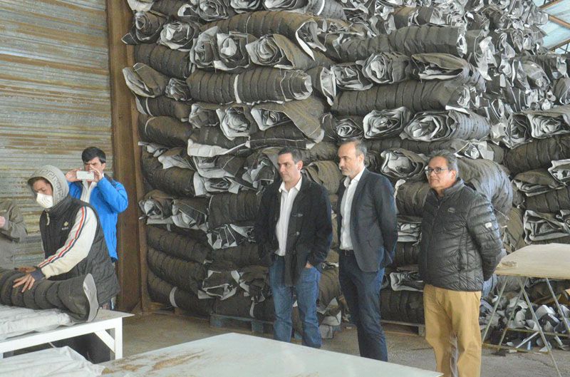 Primera producción y exportación de mantas oleolíficas