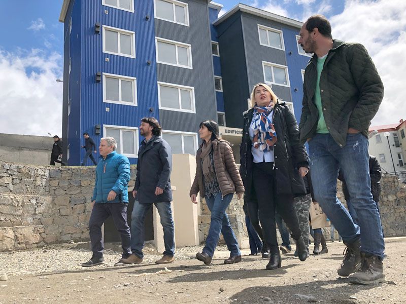 Bertone recorrió las viviendas que el IPV construyó en el Pipo y en las 640