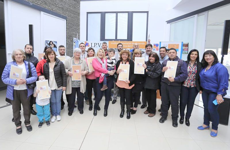 La Gobernadora entregó certificados de hipotecas a beneficiarios del IPV