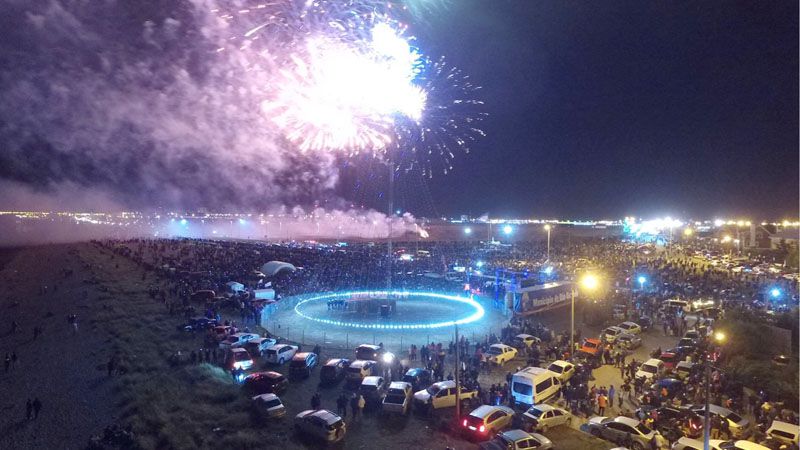 Una multitud acompañó el encendido del árbol de navidad