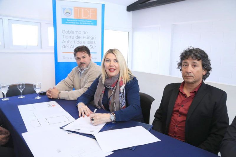 Bertone firmó la cesión de terreno al Sindicato de Empleados de Comercio