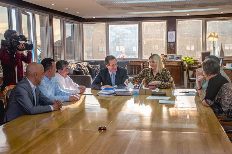 Convenio entre el Municipio y el BTF permitirá la construcción de un playón deportivo en el Pipo