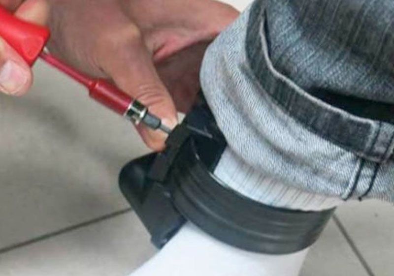 Ordenan colocar tobillera electrónica a mujer acusada de tentativa de homicidio