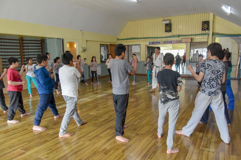 Chicos y chicas de Ushuaia disfrutan de la colonia municipal 