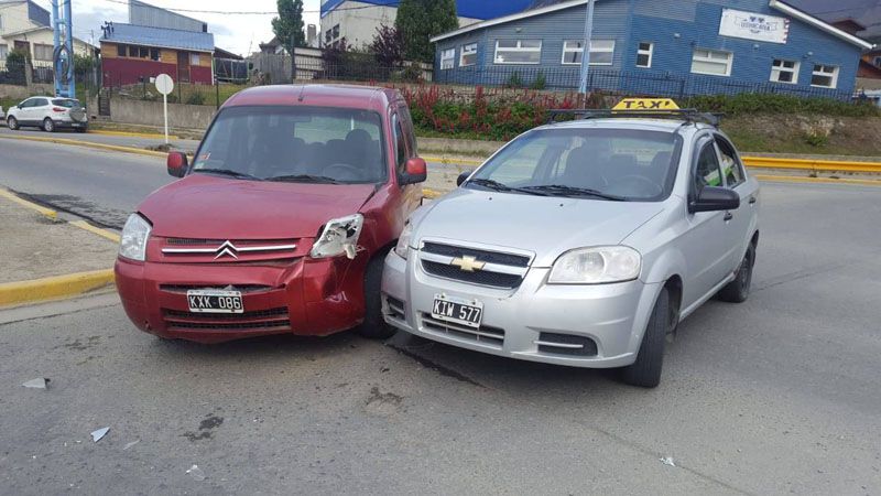 Accidente vial en la rotonda del Polivalente