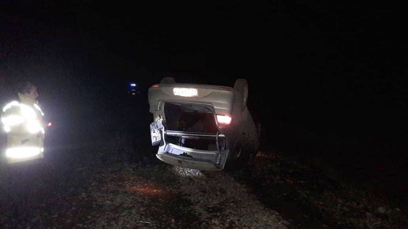 Turista Checo vuelca en la Ruta “J” y resulta lesionado