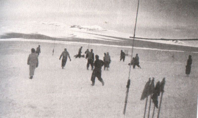 Un partido de fútbol alivia tensiones de ingleses y argentinos