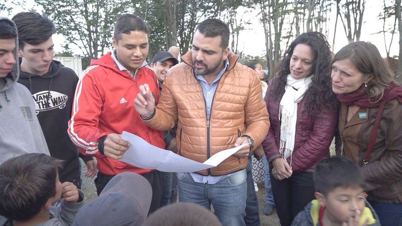 Vuoto se reunió con vecinos de Los Alakalufes