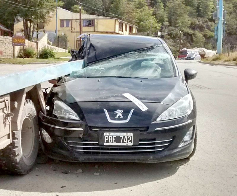 Colisionó contra una grúa y fue trasladado al hospital