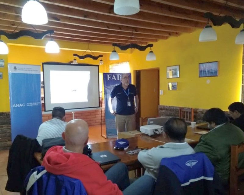 Pilotos fueguinos recibieron capacitación de la ANAC