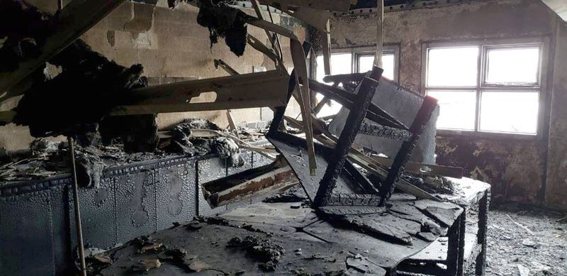 Reconstruyen la escuela incendiada en forma intencional 