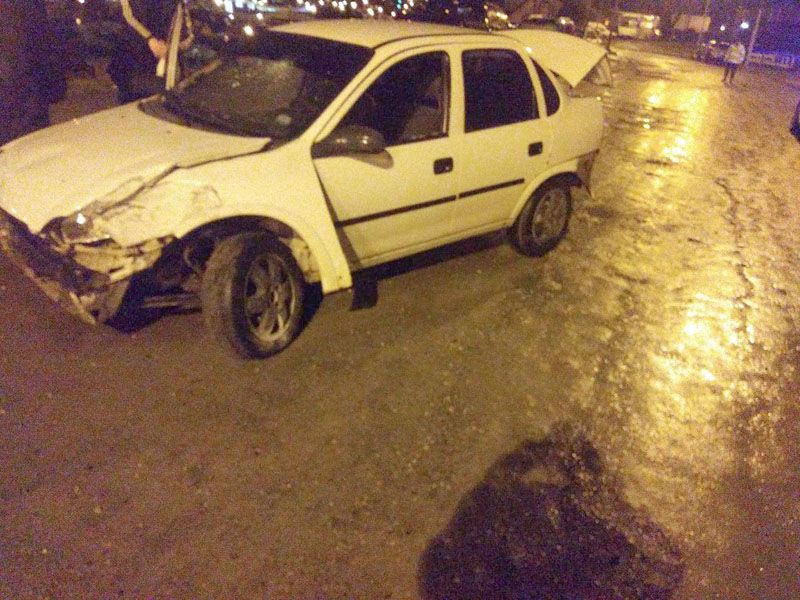 Joven alcoholizado choco un poste de luz y un nicho de gas