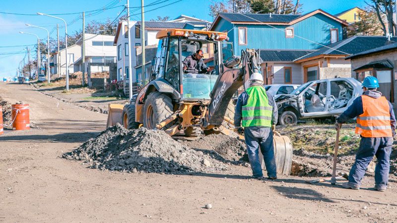Comenzaron trabajos de pluviales y cordón cuneta en Alakalufes II