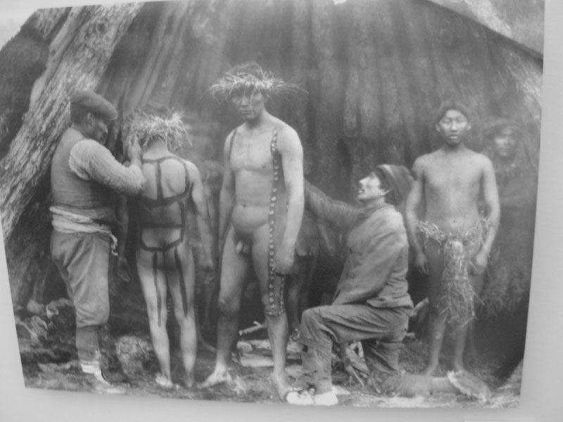 Nativos juegan al fútbol y trabajan de peones en Viamonte