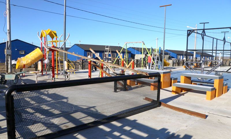 Etapa final del playón deportivo del Barrio Bicentenario