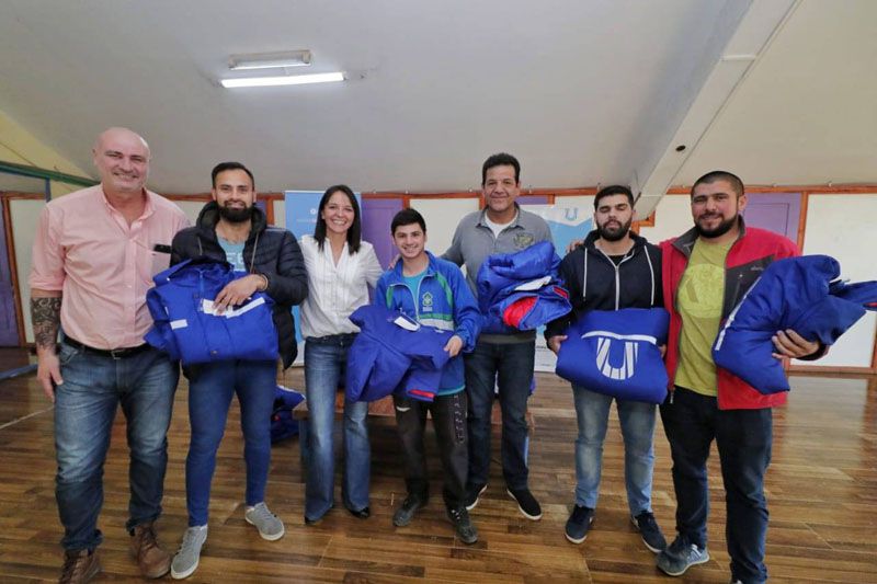 La Municipalidad de Ushuaia entregó ropa de trabajo a personal de los polideportivos 