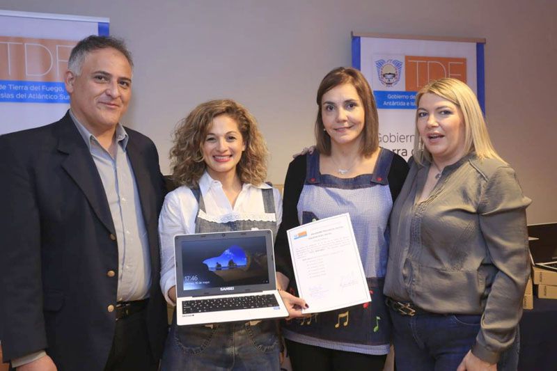 Gobierno entregó importante cantidad de computadoras a los jardines de infantes de Río Grande. 