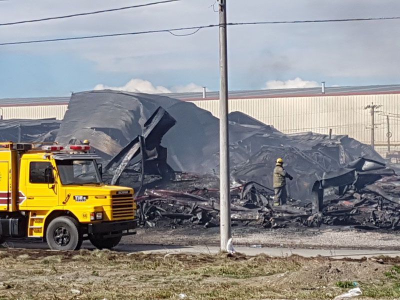 Asisten a una fábrica incendiada