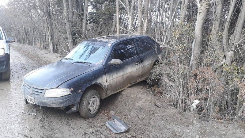Se despistó y quedó el auto a la vera del camino