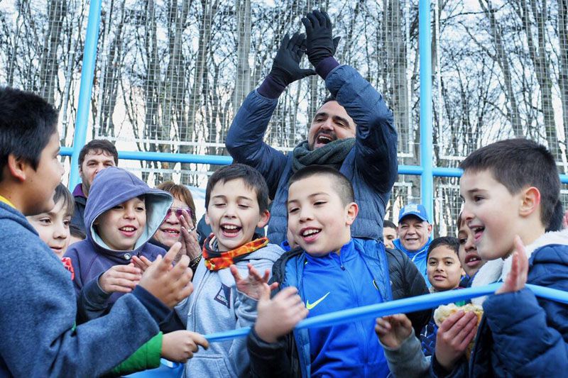 Vuoto inauguró el playón deportivo de Los Alakalufes