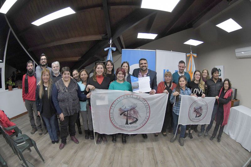 Vuoto entregó decreto de tierra al Colegio Profesional de Trabajo Social