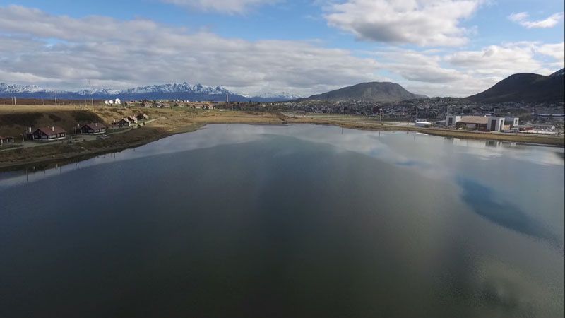 Saneamiento: Desde 2013, la calidad del agua de la Bahía Encerrada mejoró más de 300 veces