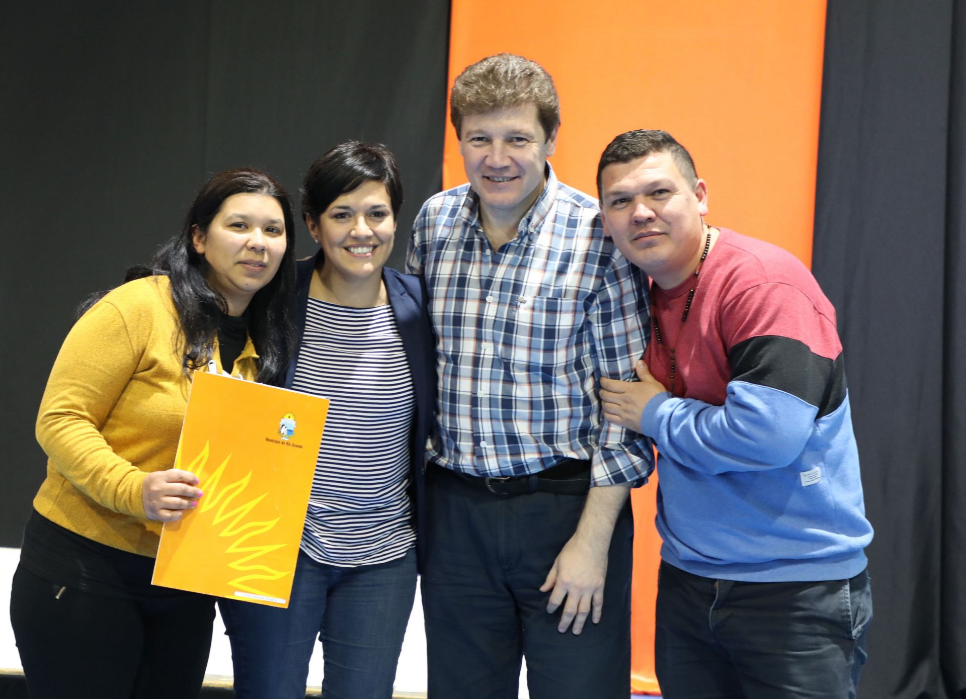  Melella entregó contratos de adjudicación de predios del barrio La Esperanza