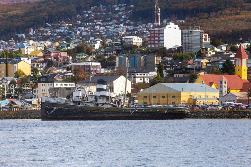 Firman contratos por el Saint Christopher y Almanza