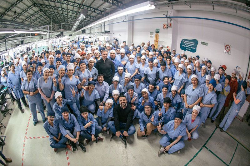 Vuoto recorrió plantas de Newsan y dialogó con empleados  