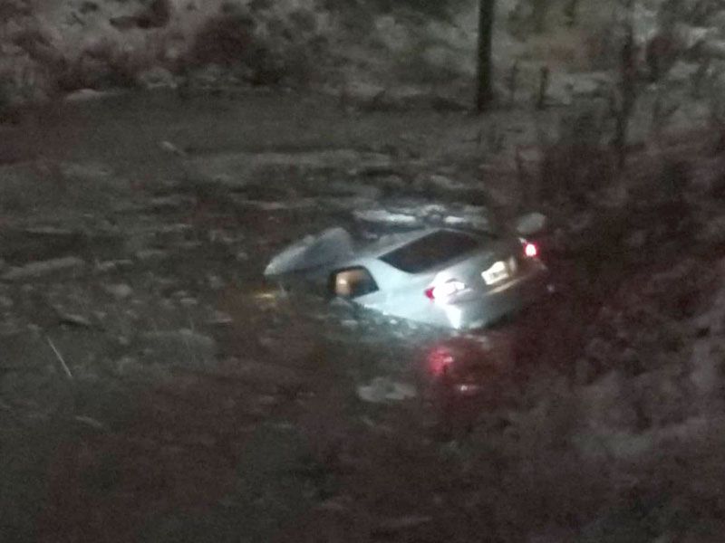 Se despistó y cayó en un pozo