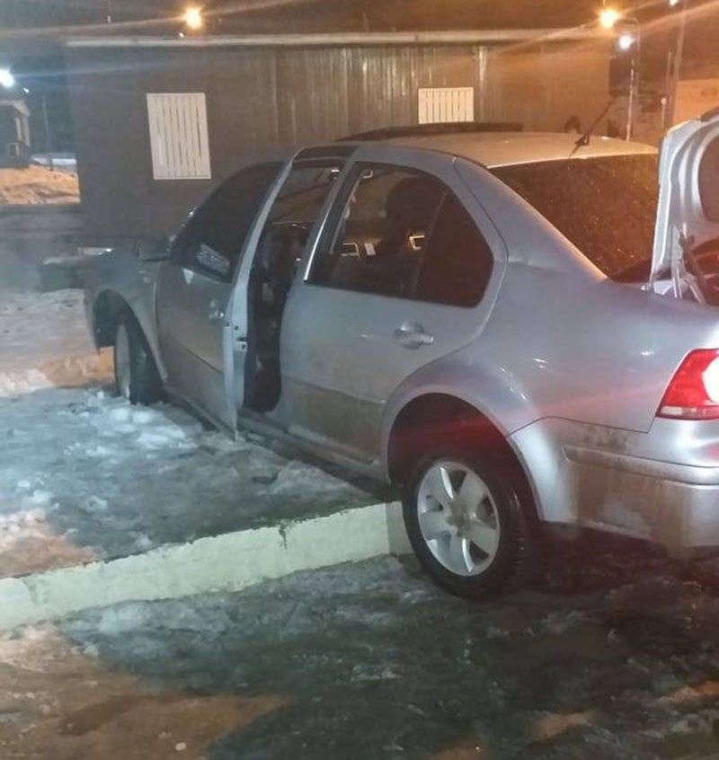 Se despistó y casi entrara en una propiedad