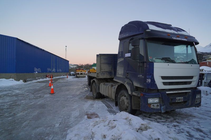 Murió un hombre al quedar atrapado entre dos remolques