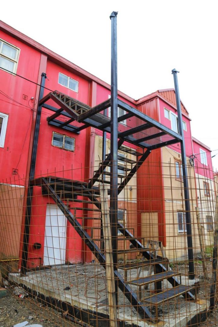 Avanza la colocación de las escaleras de emergencia
