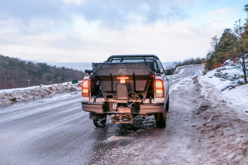Camionetas con tolvas realizan mantenimiento vial
