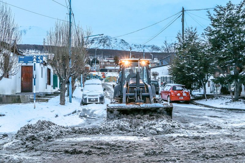La Municipalidad trabaja en el retiro de nieve y reacondicionamiento de la red vial