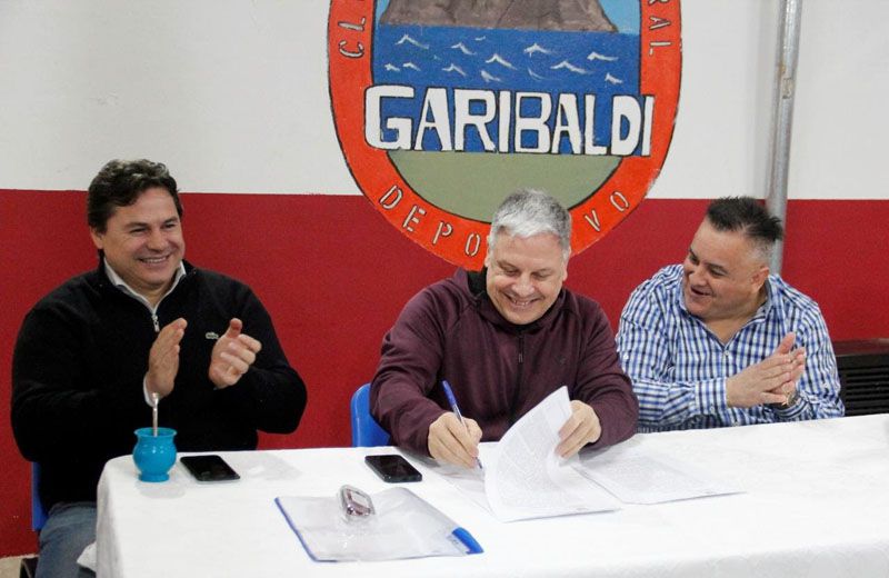 Se firmó el contrato para la construcción del gimnasio del Club Garibaldi