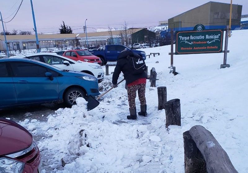 Trabajadores de Medio Ambiente municipal limpian escaleras, veredas y garitas