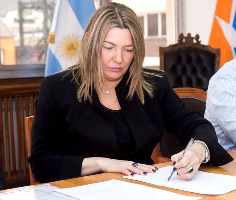 Bertone firmó decreto para subsidiar producciones audiovisuales fueguinas