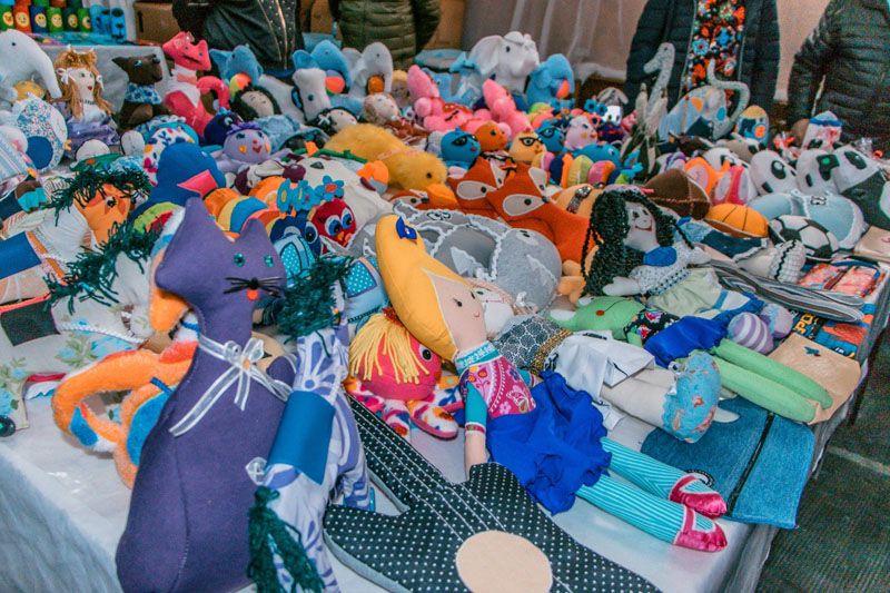 Voluntarios confeccionaron juguetes para la Expo Niñez