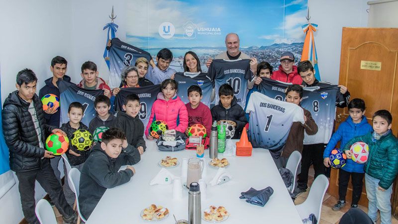 Entregaron indumentaria al club Dos Banderas de Andorra