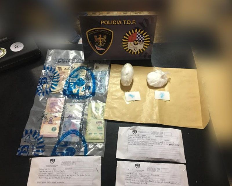 Detenidos tras incautarle cocaína y un arma de fuego