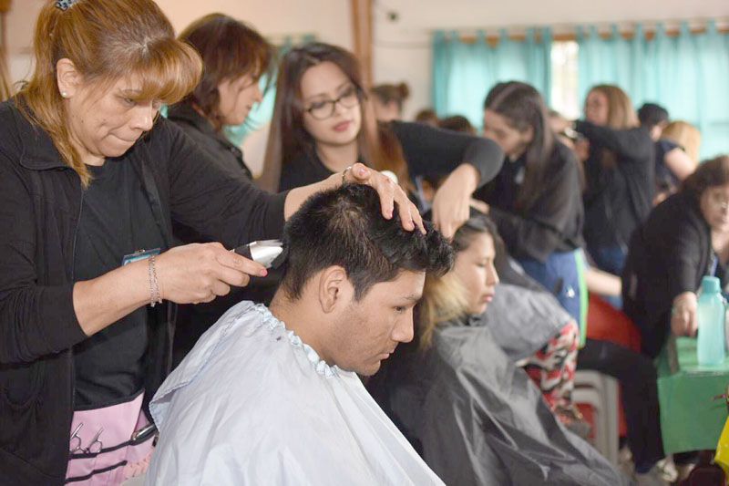 Se realizó la maratón de corte de pelo en el barrio Kaupén