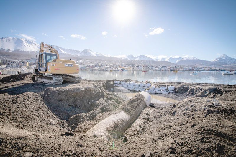 Continúan las obras de alcantarillado en la Bahía Encerrada 
