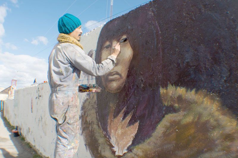 Trabajan en un recorrido de murales basados en los pueblos originarios