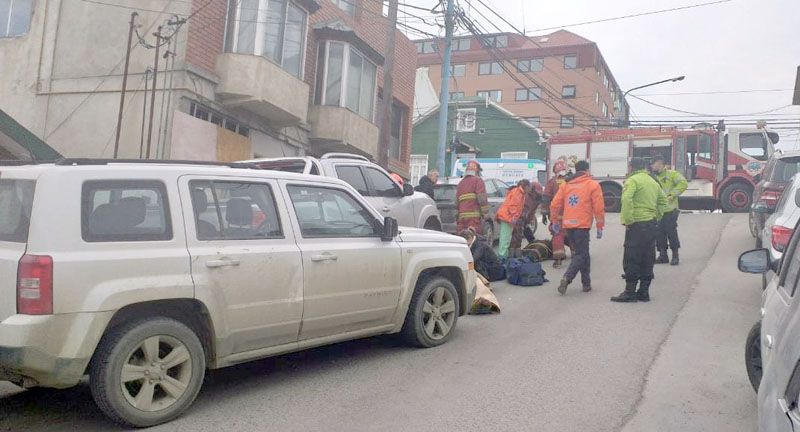 Una camioneta se deslizó hacia atrás y chocó a dos rodados: dos lesionados